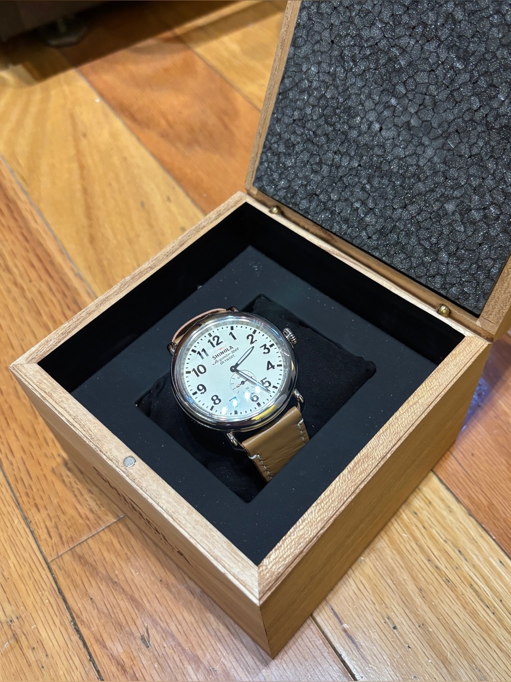 Shinola The Runwell Cream Mens 47mm Dial Leather Strap Argonite 1069 Watch w Box - Picture 3 of 13